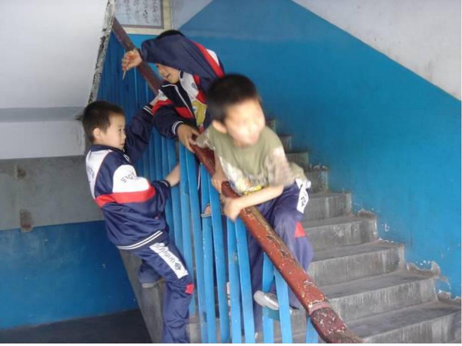 中班健康《危险的事情不能做》PPT课件教案中班健康危险的事情不能做.pptx_第2页