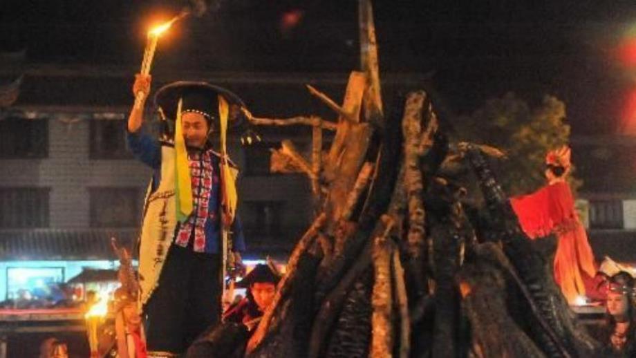 大班艺术舞蹈《七月火把节》PPT课件教案大班艺术舞蹈《七月火把节》原版有声动态PPT课件.pptx_第3页