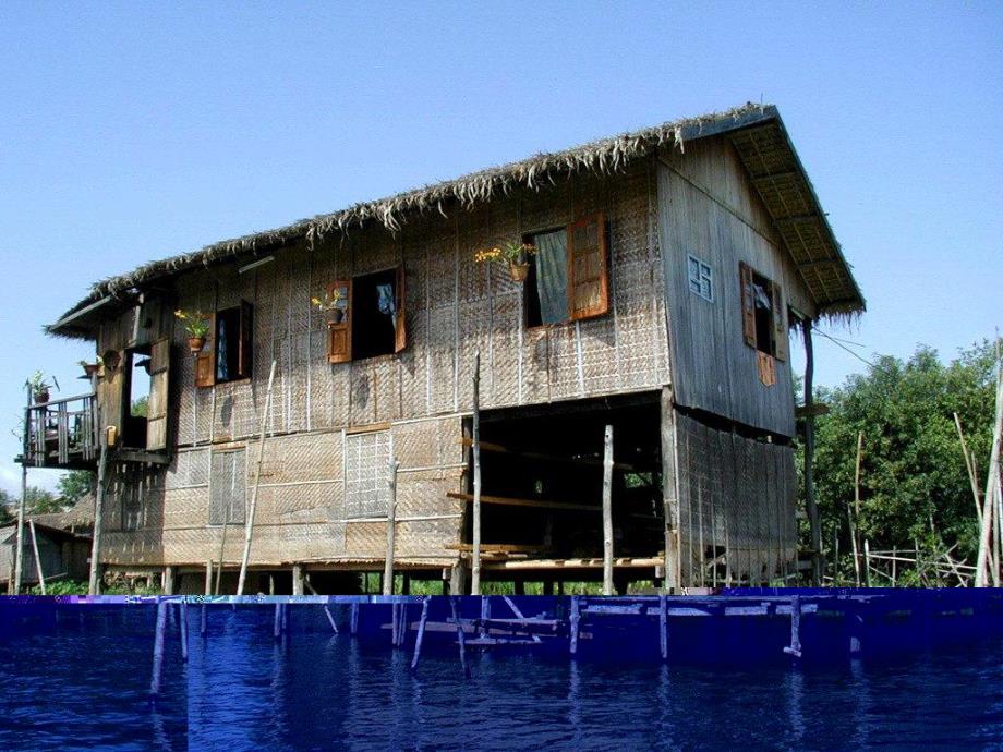 幼儿园《奇特的房子》PPT课件教案《奇特的房子》课件.ppt_第2页